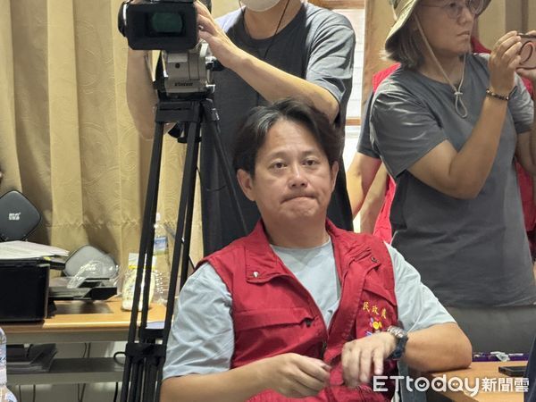 ▲花蓮縣府行研處長陳建（右））表示，沒有任何花蓮縣政府的長官授意要同仁退出工作群組。（圖／記者王兆麟翻攝資料照片）