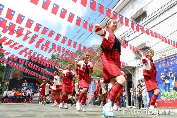 ▲清境長街宴熱鬧開席，宣示「2025清境火把節」即將登場。（圖／南投縣政府提供）
