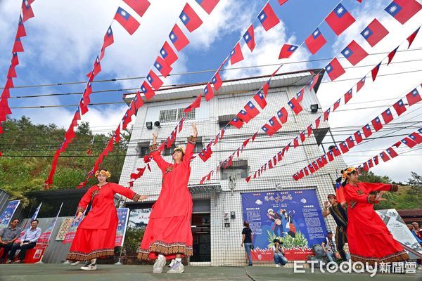▲清境長街宴熱鬧開席，宣示「2025清境火把節」即將登場。（圖／南投縣政府提供）