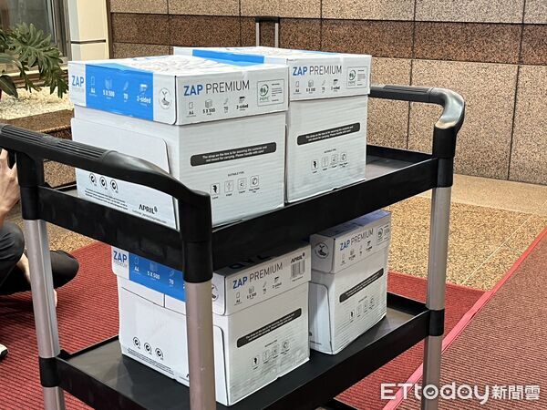 ▲▼林岱樺準備滿滿四箱資料。（圖／記者杜冠霖攝）