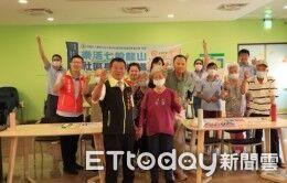 ▲七股區長李佳隆率地方代表前往樂活龍山與義合日照中心祝賀，肯定團隊榮獲「優等」評鑑成果。（記者林東良翻攝，下同）