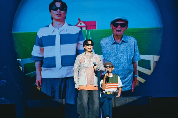 蕭煌奇專輯及演唱會都找李炳輝來唱，台上他對李炳輝說：「76歲應該在家享福了，還請你上台唱歌。」話說得婉轉，背後卻有他對長輩的心意。（黑色吉他Ｘ華納音樂提供