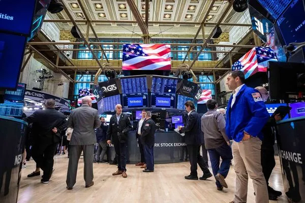 金融市場瞬息萬變，專家建議透過多重資產基金配置，享穩健收益。（翻攝自New York Stock Exchange臉書）