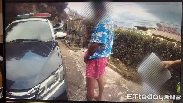 ▲苗栗徐姓男子行為脫序，當著警察面朝警車小便被法辦，法官裁罰6千元。（圖／記者楊永盛翻攝）
