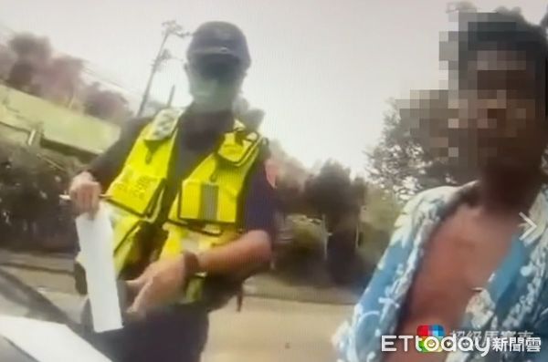▲苗栗徐姓男子行為脫序，當著警察面朝警車小便被法辦，法官裁罰6千元。（圖／記者楊永盛翻攝）