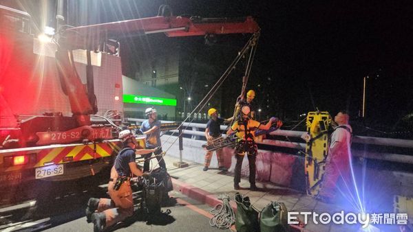 ▲消防到場時婦人已墜落橋下，現場搶救仍未恢復呼吸心跳。（圖／記者楊永盛翻攝）