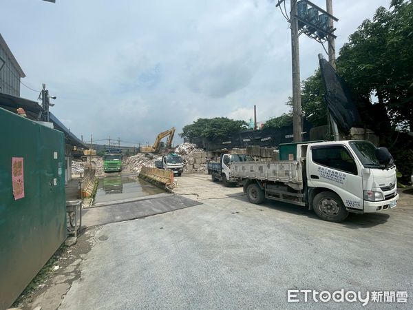 ▲▼        彰化地檢署查獲營建事業廢棄物回填二林中科園區案件起訴11人及2公司並查扣犯罪機具     。（圖／記者唐詠絮翻攝）