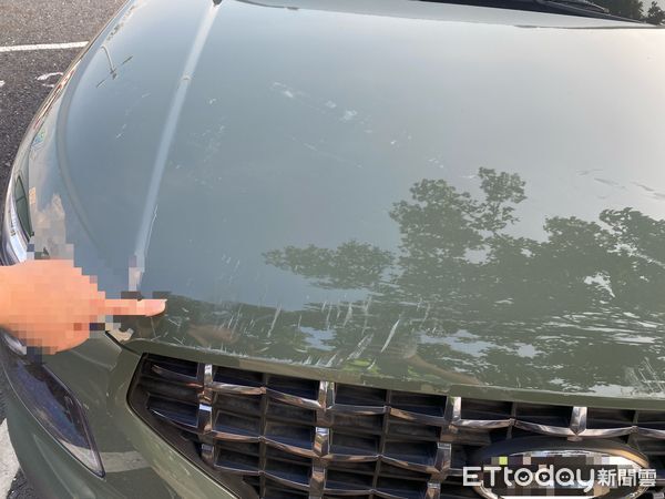▲國道1號北向下營路段發生掉落鐵片交通事故，盧姓女子駕車撞上鐵片造成車頭受損，所幸無人受傷。（圖／記者林東良翻攝，下同）