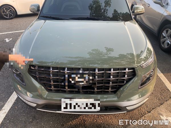 ▲國道1號北向下營路段發生掉落鐵片交通事故，盧姓女子駕車撞上鐵片造成車頭受損，所幸無人受傷。（圖／記者林東良翻攝，下同）