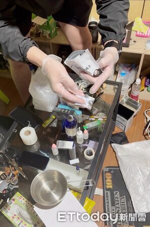 ▲中壢警方今年5月間持法院核發搜索票，扣得第二級毒品依托咪酯與製造工具。（資料照／記者沈繼昌翻攝）