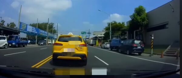 ▲網傳影片顯示，仁德中正路段一輛計程車疑似逼停攔車，引發熱議，警方表示依法舉發。（圖／翻攝WoWtchout - 地圖型行車影像分享平台，下同）
