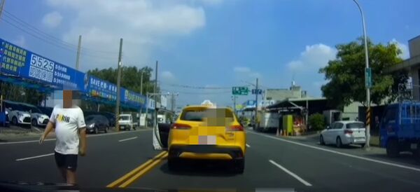 ▲網傳影片顯示，仁德中正路段一輛計程車疑似逼停攔車，引發熱議，警方表示依法舉發。（圖／翻攝WoWtchout - 地圖型行車影像分享平台，下同）