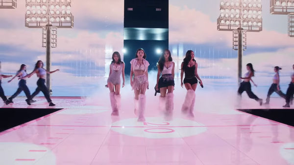 ▲▼ TWICE大尺度登維密秀辣到噴火！子瑜深V爆乳撐場　4成員美胸網暴動。（圖／翻攝自Live NOW: Victoria`s Secret Fashion Show 2025 YouTube）