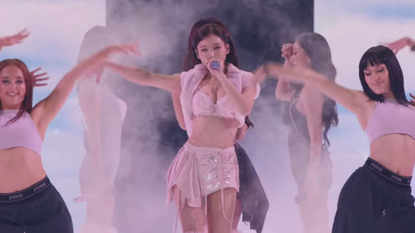 ▲▼ TWICE大尺度登維密秀辣到噴火！子瑜深V爆乳撐場　4成員美胸網暴動。（圖／翻攝自Live NOW: Victoria`s Secret Fashion Show 2025 YouTube）