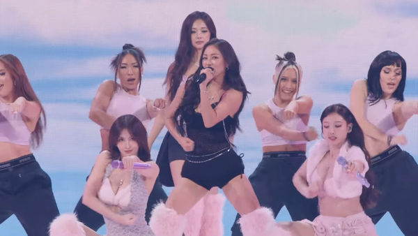 ▲▼ TWICE大尺度登維密秀辣到噴火！子瑜深V爆乳撐場　4成員美胸網暴動。（圖／翻攝自Live NOW: Victoria`s Secret Fashion Show 2025 YouTube）