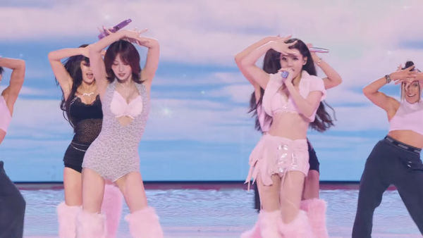 ▲▼ TWICE大尺度登維密秀辣到噴火！子瑜深V爆乳撐場　4成員美胸網暴動。（圖／翻攝自Live NOW: Victoria`s Secret Fashion Show 2025 YouTube）