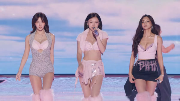 ▲▼ TWICE大尺度登維密秀辣到噴火！子瑜深V爆乳撐場　4成員美胸網暴動。（圖／翻攝自Live NOW: Victoria`s Secret Fashion Show 2025 YouTube）