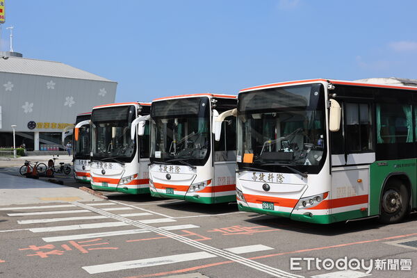 ▲苗栗12條客運路線今早無預警停駛，監理所、縣府和民代協調，司機員退讓中午後復駛。（圖／記者楊永盛攝）