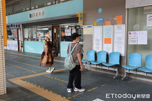 ▲苗栗12條客運路線今早無預警停駛，監理所、縣府和民代協調，司機員退讓中午後復駛。（圖／記者楊永盛攝）