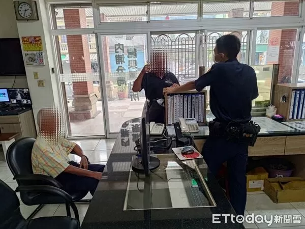 ▲內埔警分局員警助林男返家。（圖／記者陳崑福翻攝）