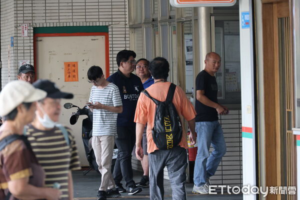 ▲苗栗12條客運路線今早無預警停駛，監理所、縣府和民代協調，司機員退讓中午後復駛。（圖／記者楊永盛攝）