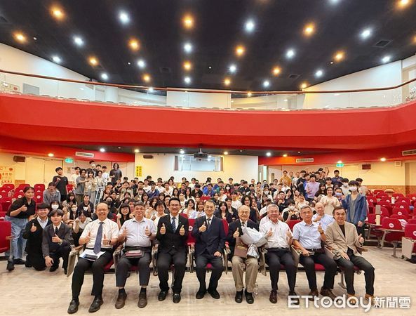 ▲為下一代，而非下一次選舉&mdash;&mdash;暨大頒授趙永茂教授榮譽講座，傳承民主反思的精神。（圖／國立暨南國際大學提供）