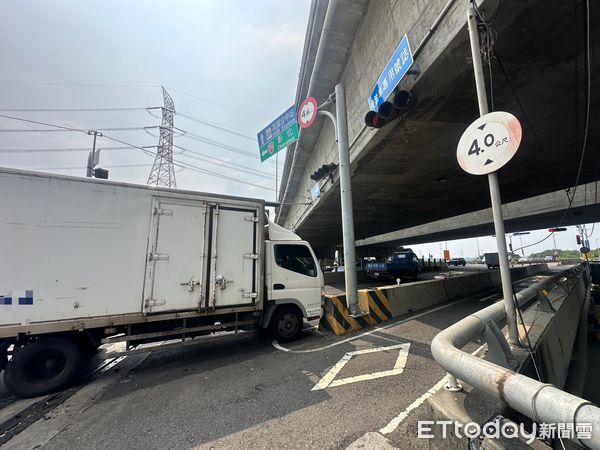 ▲▼烏日車禍,自撞。（圖／記者許權毅攝）