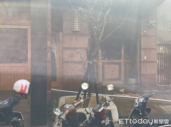 ▲▼蘆竹區一家早午餐店上午發生氣爆火警，濃煙竄升。（圖／記者楊熾興翻攝）