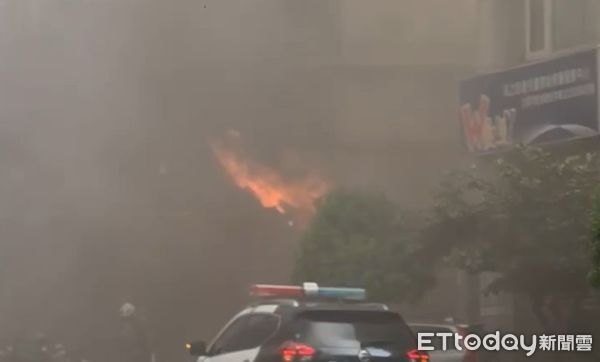 ▲蘆竹區一家早午餐店上午發生氣爆火警，濃煙竄升。（圖／記者楊熾興翻攝）