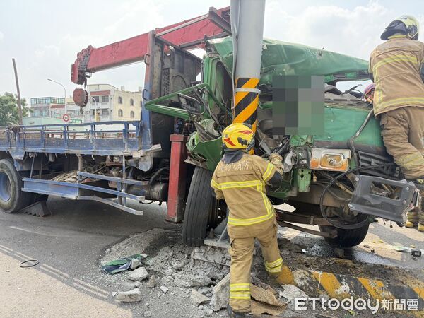 ▲▼台南市官田區中華路二段大貨車撞電線桿，副駕女命危。（圖／記者林東良翻攝）