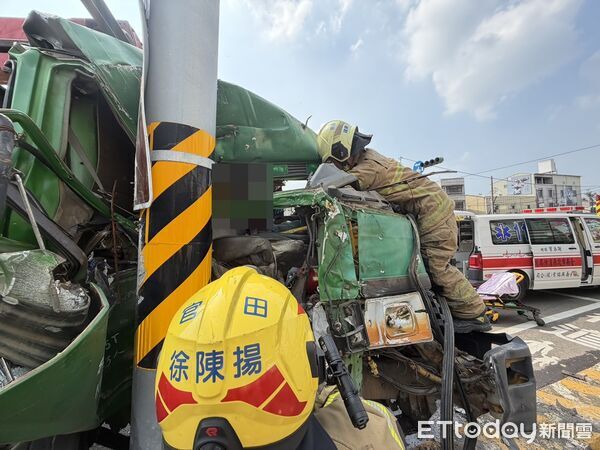 ▲▼台南市官田區中華路二段大貨車撞電線桿，副駕女命危。（圖／記者林東良翻攝）