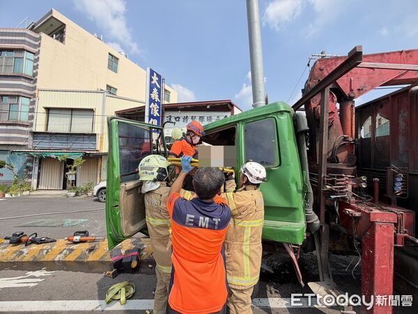 ▲▼台南市官田區中華路二段大貨車撞電線桿，副駕女命危。（圖／記者林東良翻攝）