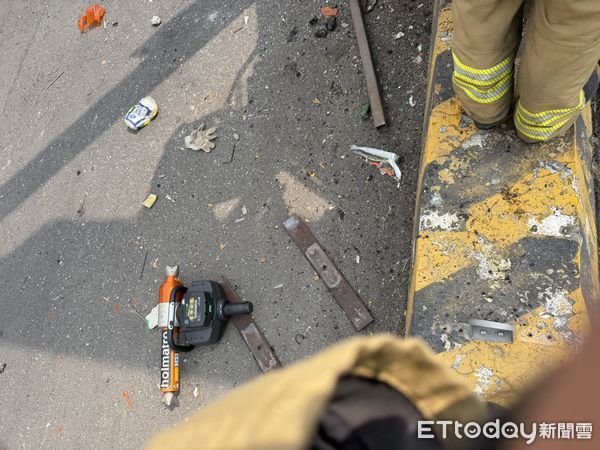 ▲▼台南市官田區中華路二段大貨車撞電線桿，副駕女命危。（圖／記者林東良翻攝）