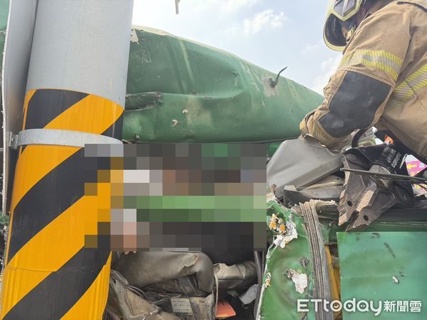 ▲▼台南市官田區中華路二段大貨車撞電線桿，副駕女命危。（圖／記者林東良翻攝）