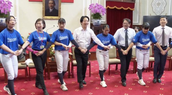 ▲▼總統賴清德接見貝比魯斯聯盟U16世界女壘賽冠軍隊伍時，被邀請一起唱跳原住民舞蹈跟歌曲。（圖／總統府提供）
