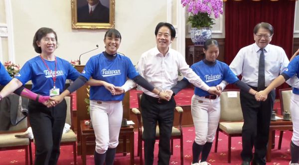 ▲▼總統賴清德接見貝比魯斯聯盟U16世界女壘賽冠軍隊伍時，被邀請一起唱跳原住民舞蹈跟歌曲。（圖／總統府提供）