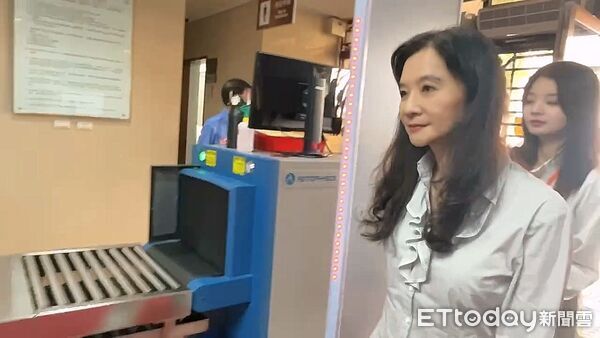 ▲▼涉犯京華城案的台北市議員應曉薇，在議會質詢提及涉己案情，今（16日）被台北地院傳喚出庭，調查有無再行羈押必要。（圖／記者許靖騏攝）