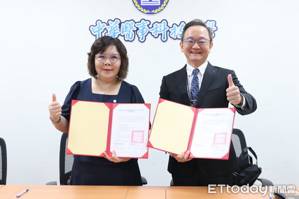▲中華醫大校長李碧娥（左）與高榮台南分院院長鄭名芳（右）代表簽署合作備忘錄，攜手培育健康產業優秀人才。（記者林東良翻攝，下同）