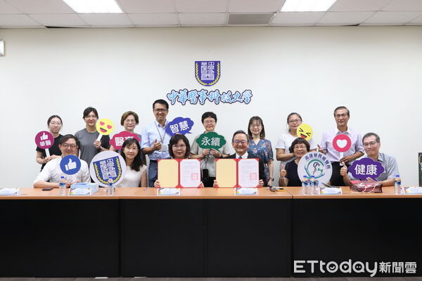 ▲中華醫大校長李碧娥（左）與高榮台南分院院長鄭名芳（右）代表簽署合作備忘錄，攜手培育健康產業優秀人才。（記者林東良翻攝，下同）