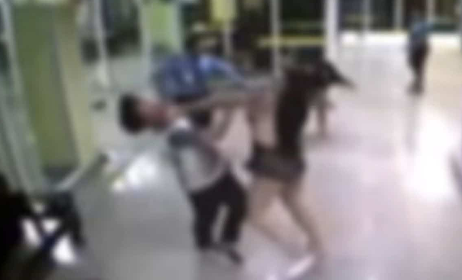 ▲▼泰變性正妹「激戰前」突翻臉加價！買春客拒絕　遭持鐵棍痛毆。（圖／翻攝自Facebook／สยามชลนิวส์）