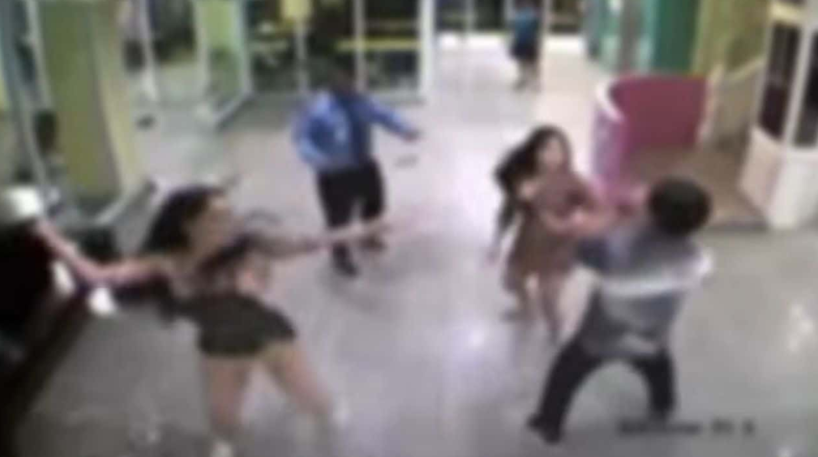 ▲▼泰變性正妹「激戰前」突翻臉加價！買春客拒絕　遭持鐵棍痛毆。（圖／翻攝自Facebook／สยามชลนิวส์）