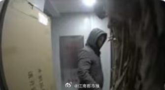 ▲▼正妹直播主打開包裹竟爆炸　毀容送醫「雙眼腫剩一條線」。（圖／翻攝自《江南都市報》）