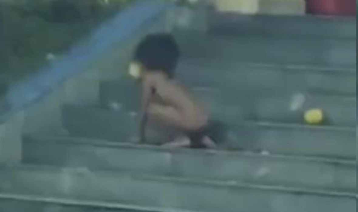 ▲民眾拍下的疑似「野人小孩」。（圖／翻攝紅星新聞）