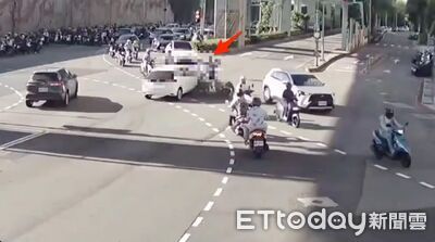 驚險畫面！26歲女開車撞機車海　2騎士噴飛...她再衝50m才停
