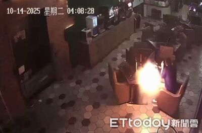 炸成碎片畫面曝！行動電源手邊「噴煙1秒」　網咖內巨響嚇壞人