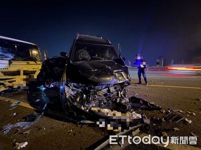 國道竹南4車嚴重追撞!黑車被夾扁變廢鐵 2人送醫1人意識不清