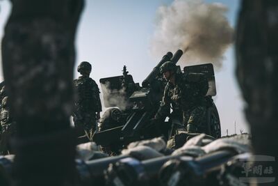 首發長拉火繩確保人員安全　105榴砲原級校正射擊