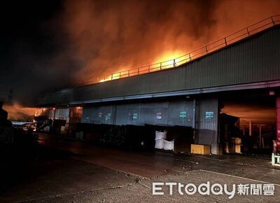 彰化環保廠清晨惡火！堆滿廢車零件濃煙衝天　現場空拍畫面曝