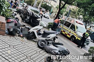 快訊／松山機場附近車禍！男失控開上人行道撞倒一排車　2人送醫