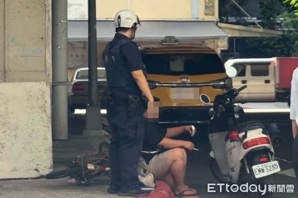 ▲腳踏車騎士與轎車碰撞後倒地一動不動，血流滿地。（圖／記者黃資真攝）